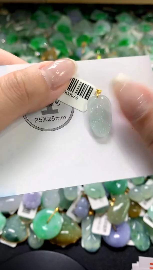 翡翠18K金镶嵌颈饰1111111111111111