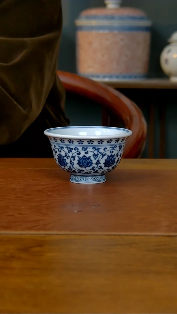 【闪购商品】仿明缠枝莲双狮压手杯（柴窑）