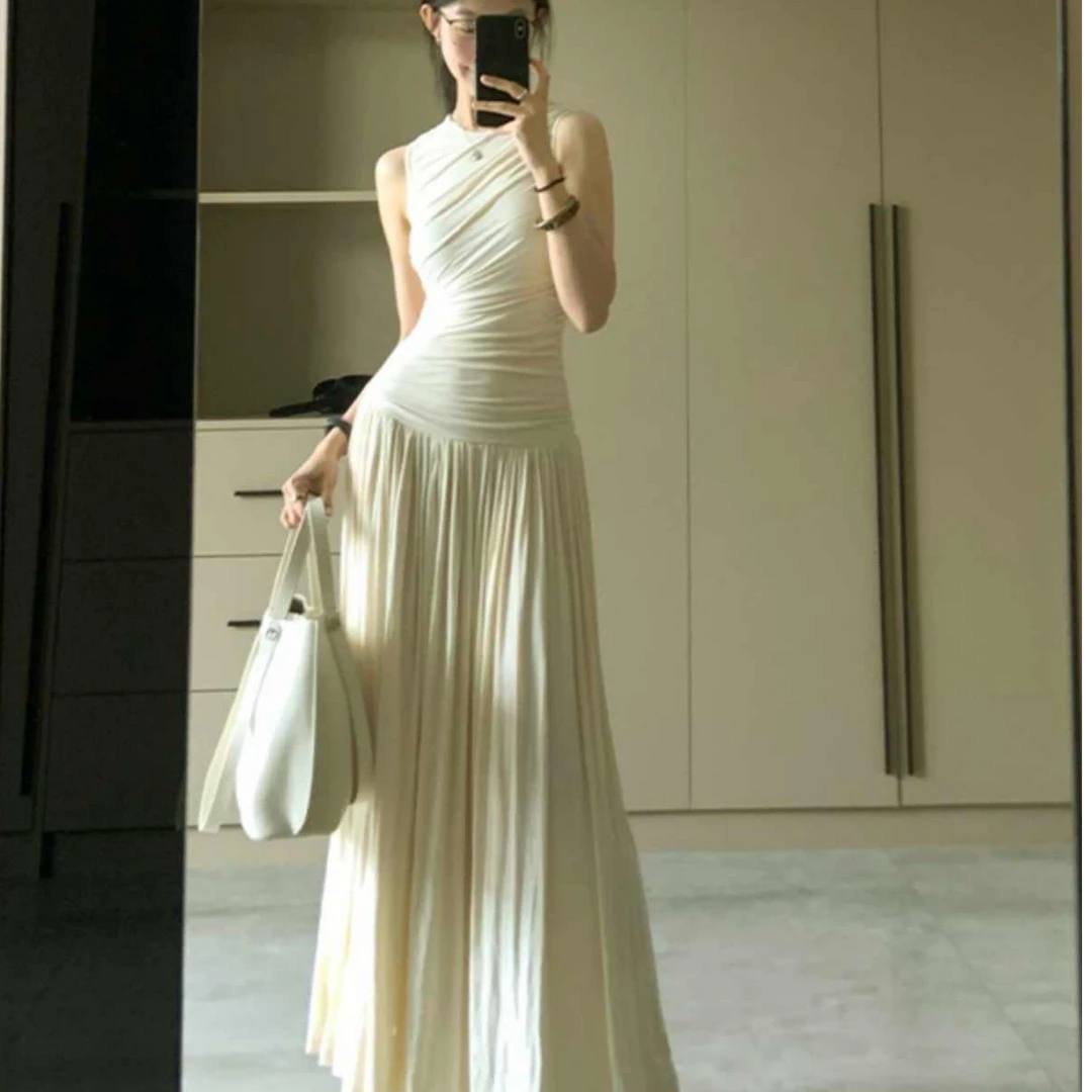 白色褶皱无袖背心连衣裙女夏季高级感法式气质收腰修身显瘦长裙子