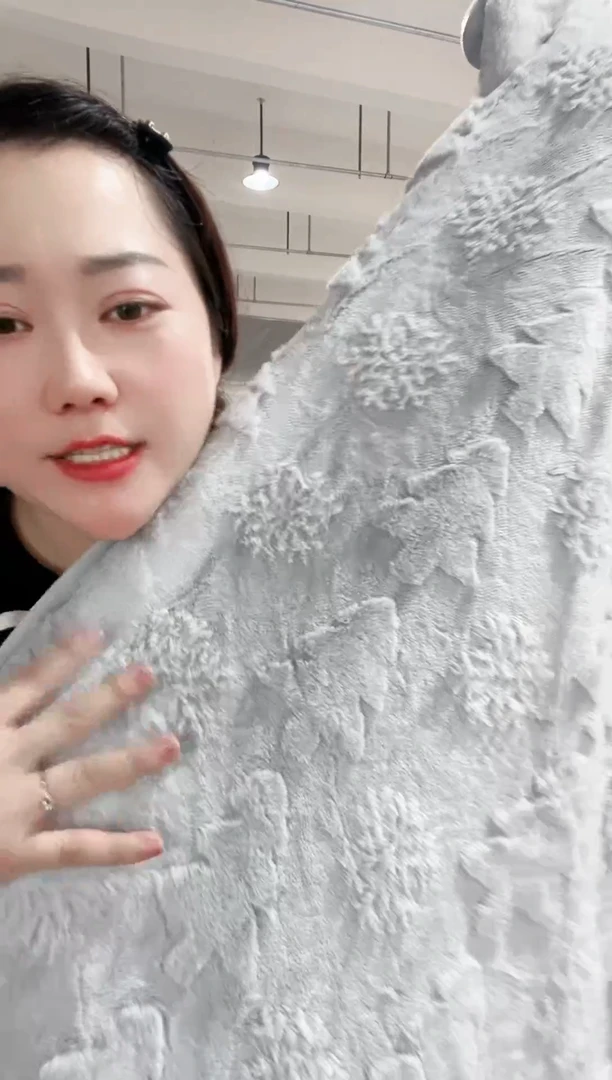 牛奶绒主播手上展示的产品