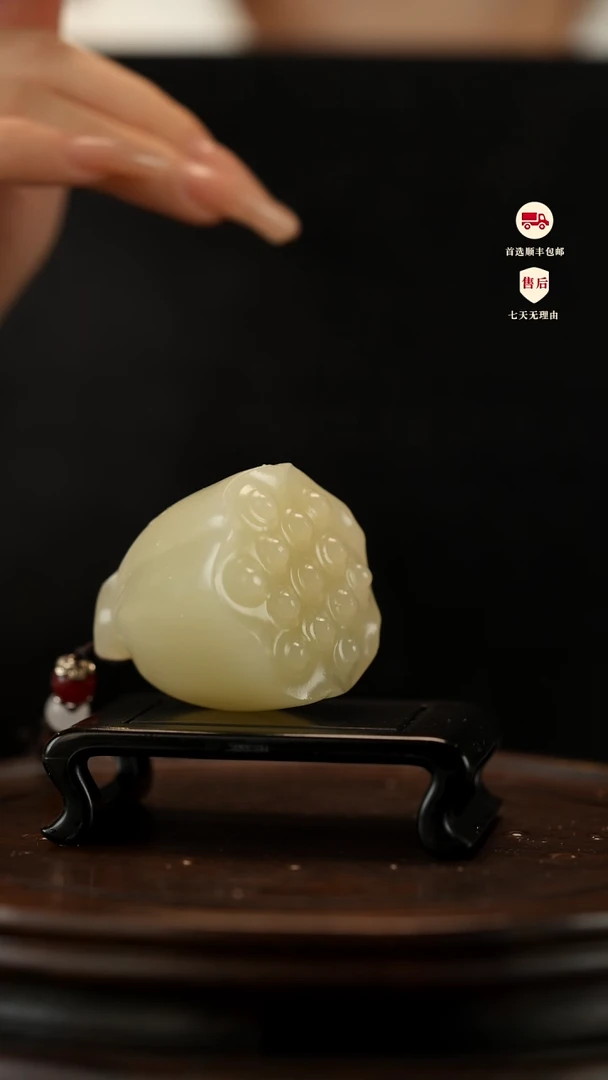 云南石竹叶青雕刻：手握莲蓬手把件挂件摆件