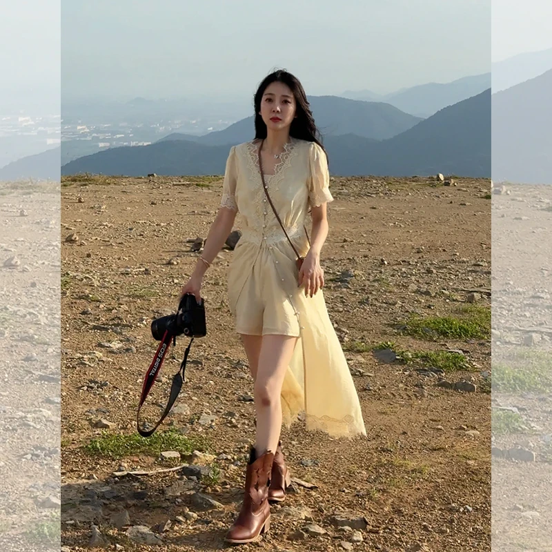 【壹壹】夏季V领甜美法式蕾丝连衣裙高腰短裤一衣两穿气质 2506Z02