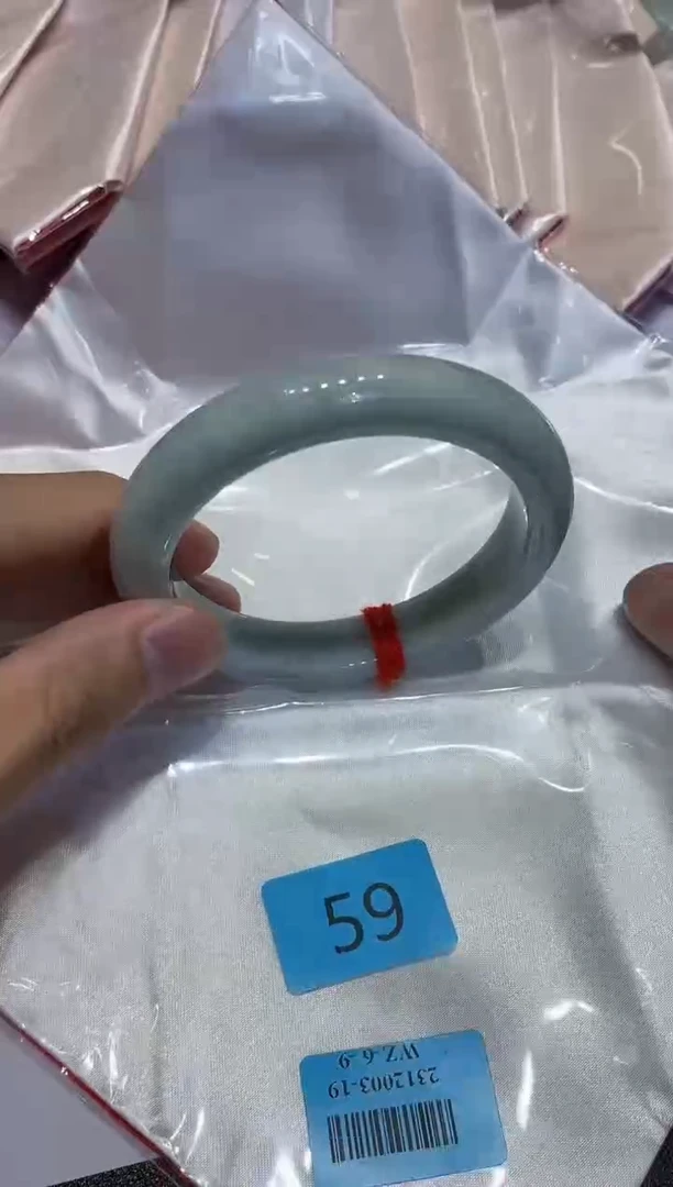 翡翠手镯未镶嵌翡翠手镯