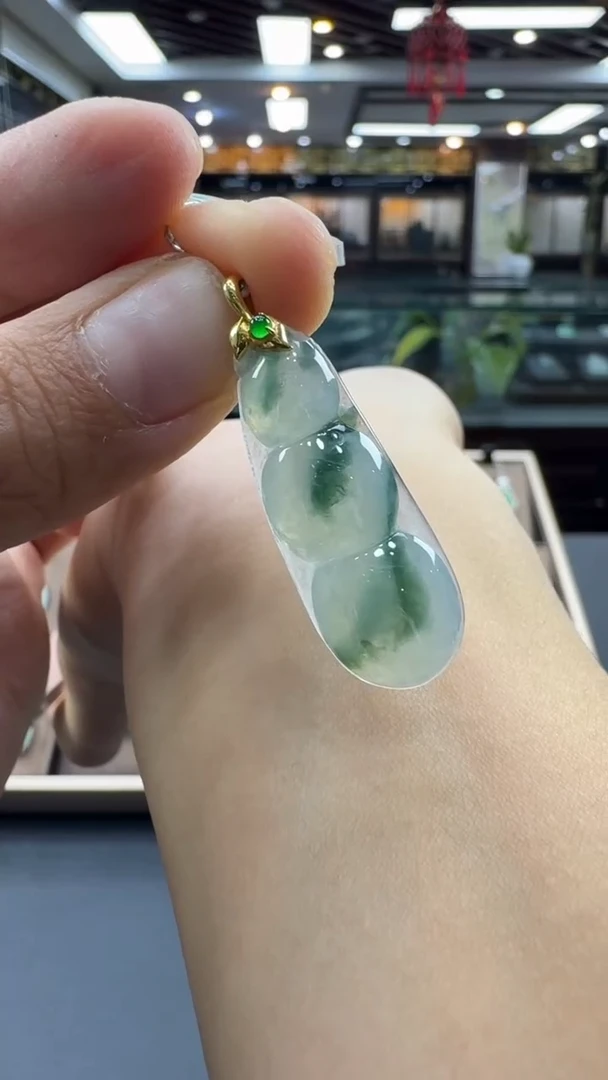 颈饰18K金镶嵌翡翠福豆