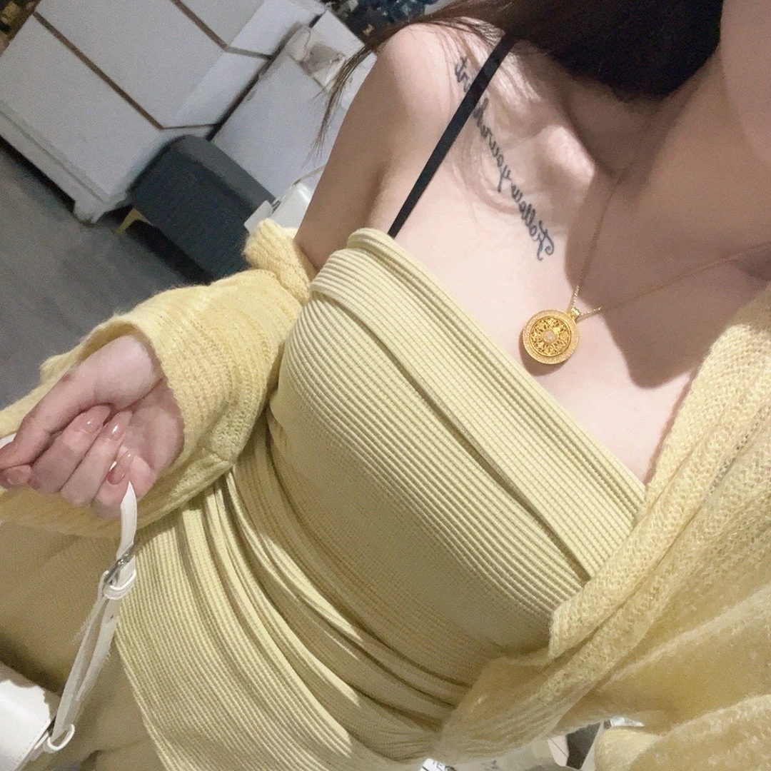 少女风极简风休闲风背心吊带打底百搭纯欲女装修身设计感露肩