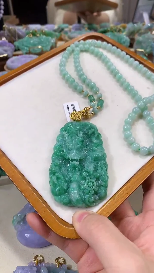 颈饰未镶嵌翡翠吊坠