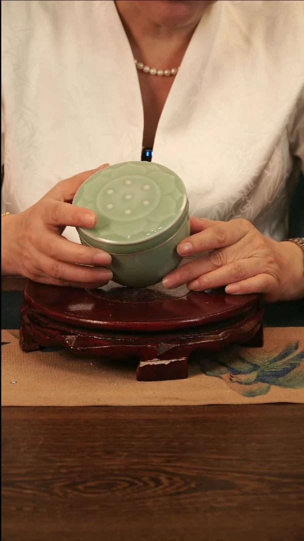 梅青 莲韵 茶叶罐