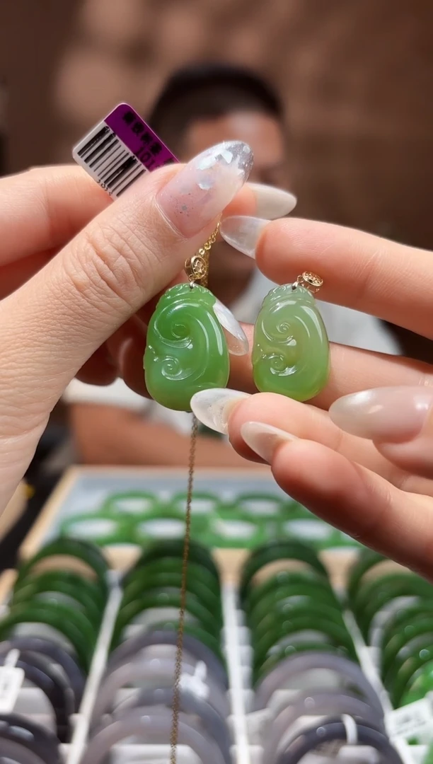 吊坠(赠链)18K金镶嵌和田玉乌兰海苹果绿如意RY-001A4 多样性发一