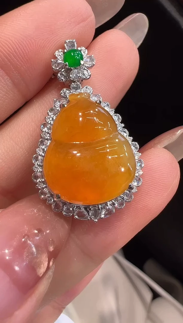 颈饰18K金镶嵌翡翠吊坠