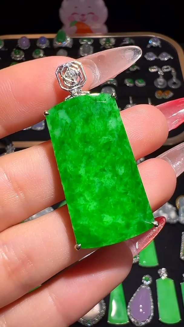 18K金镶嵌挂件翡翠吊坠