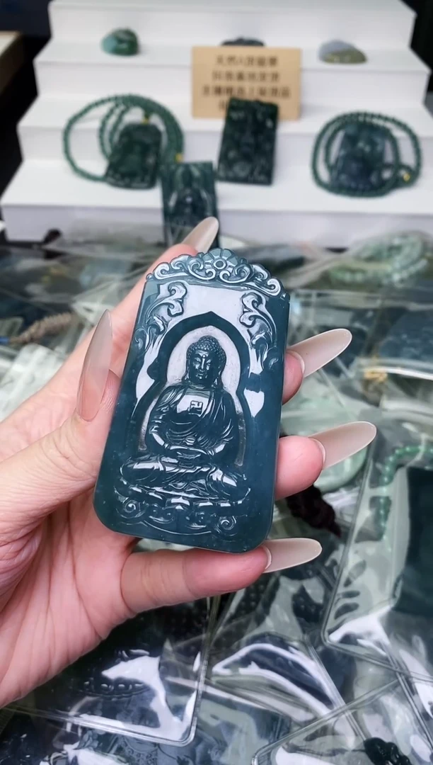 颈饰未镶嵌翡翠