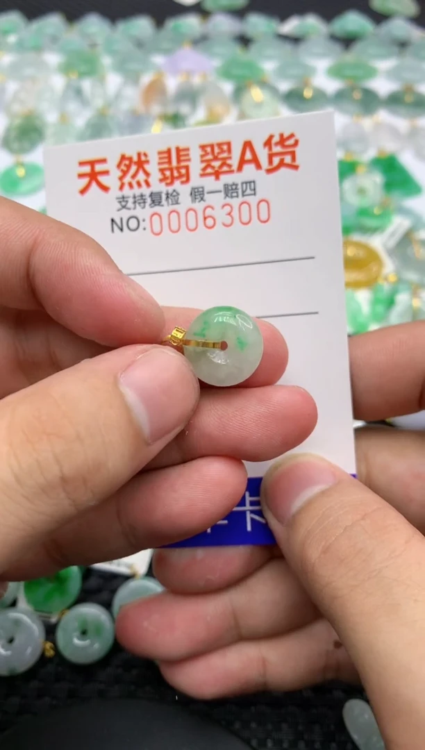 翡翠18K金镶嵌颈饰11111111111