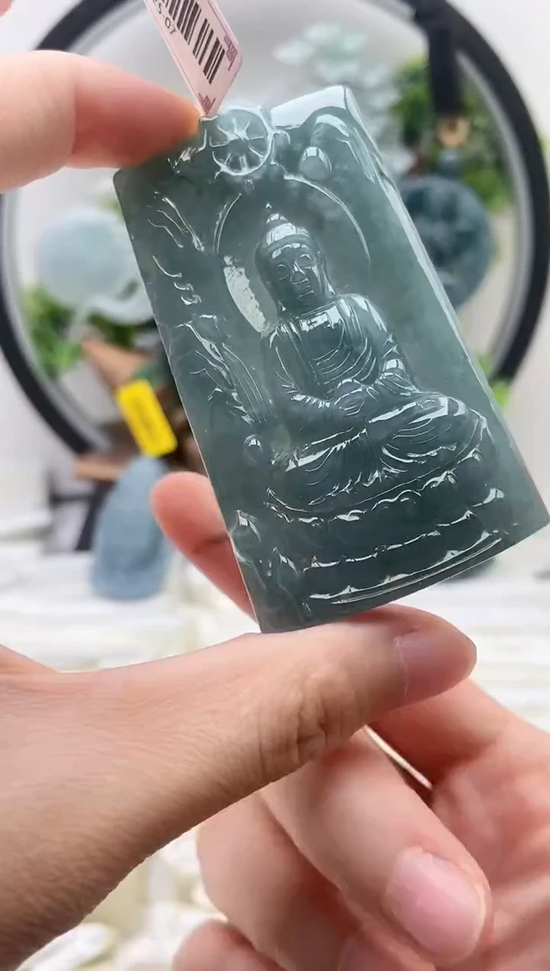 翡翠未镶嵌颈饰大日如来