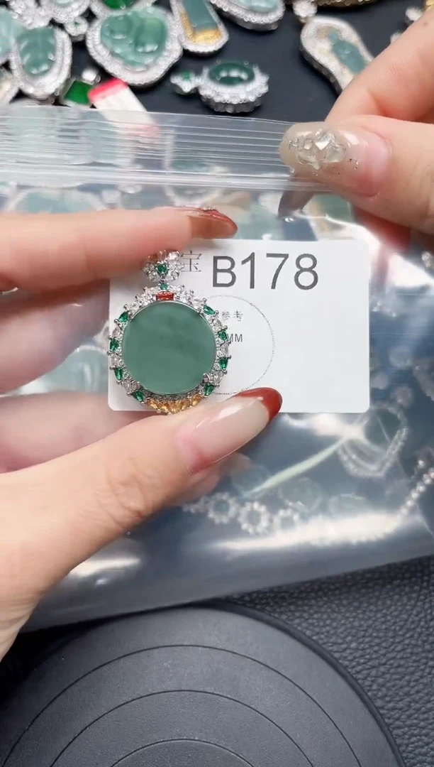 【闪购商品】翡翠颈饰未镶嵌 赠皮绳178