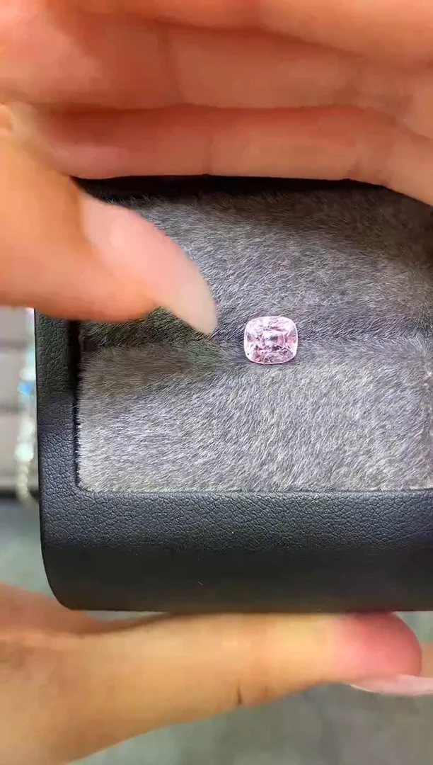 未镶嵌裸石定制尖晶石枕型 银粉色调 1.68ct