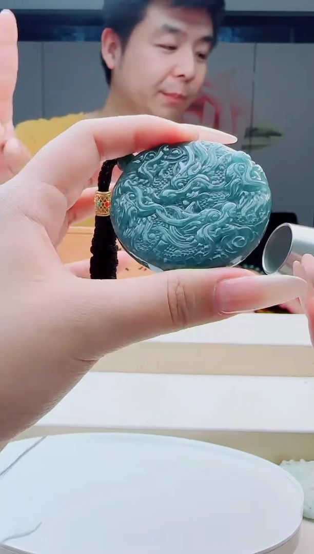 颈饰未镶嵌翡翠多样性发其中一