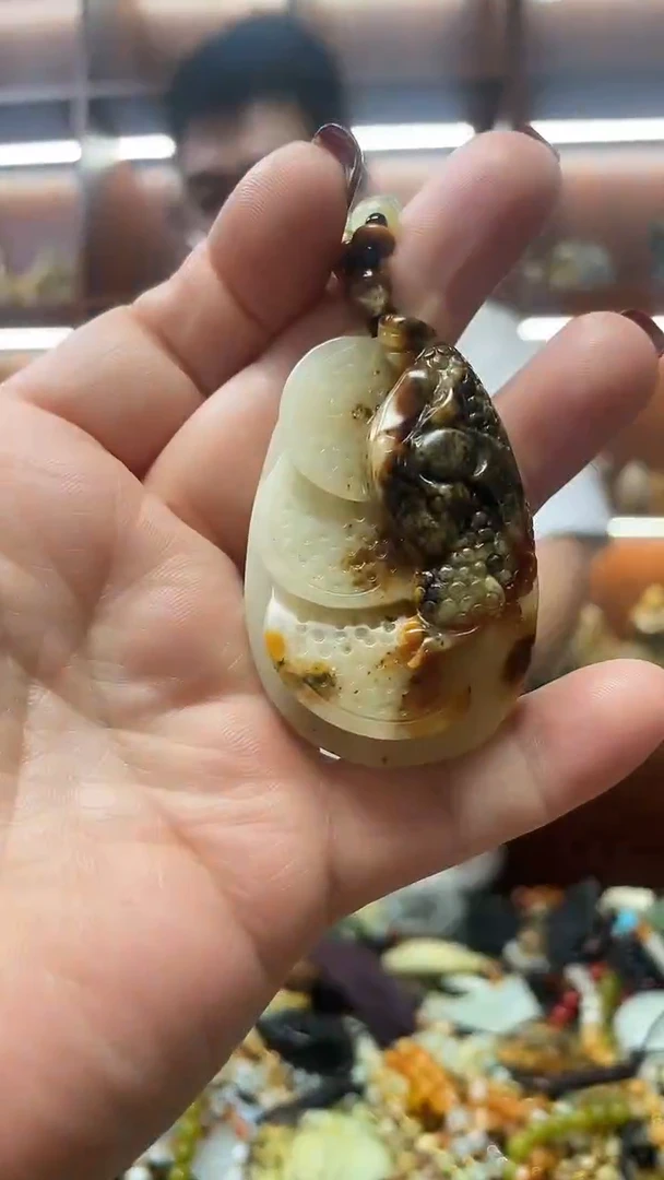 未镶嵌蛇纹石玉吊坠