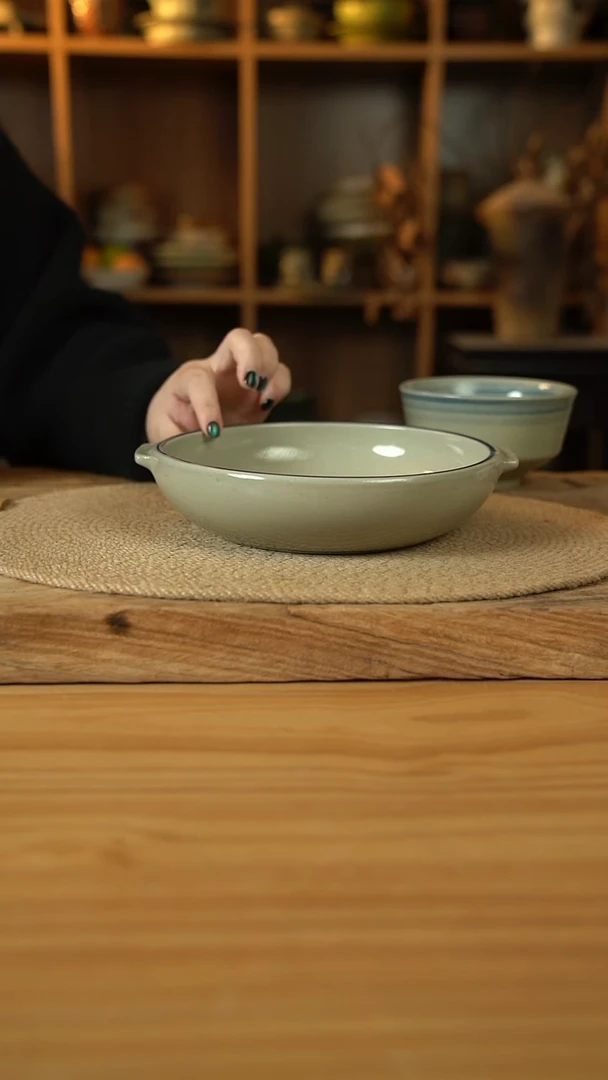 蓝边青云系列的8英寸双耳盘1个