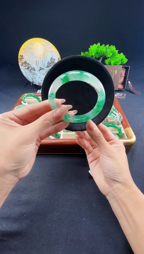 未镶嵌手镯石英质玉（非洲翠）手镯