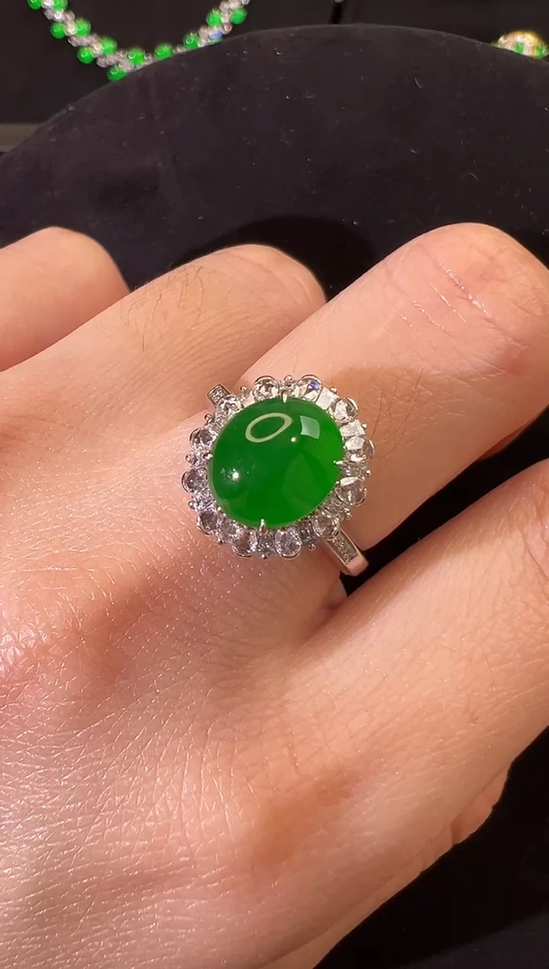 18K金镶嵌戒指翡翠高冰辣阳绿蛋面戒指