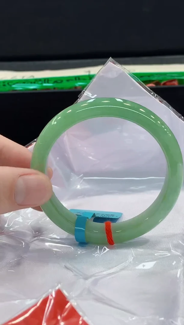 翡翠手镯未镶嵌手镯
