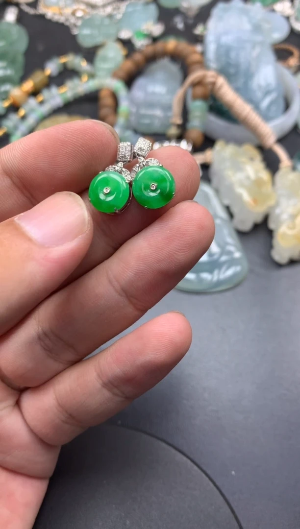 颈饰18K金镶嵌翡翠皇上商品不退不换