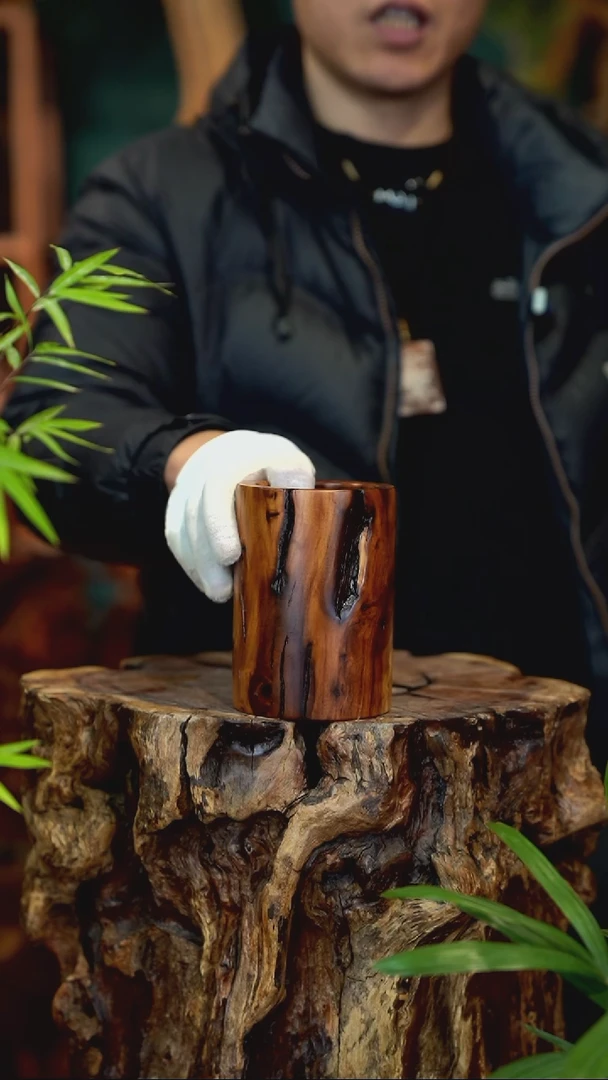 木雷击枣木笔筒