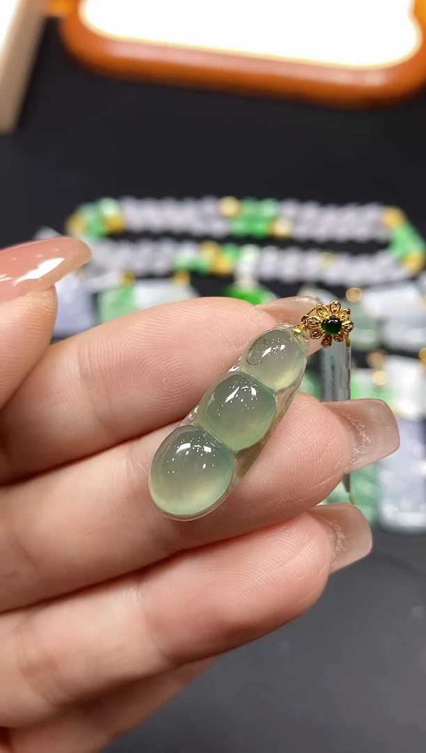 吊坠(不含链)18K金镶嵌翡翠豆子18K金扣镶嵌@@CMT1230-2