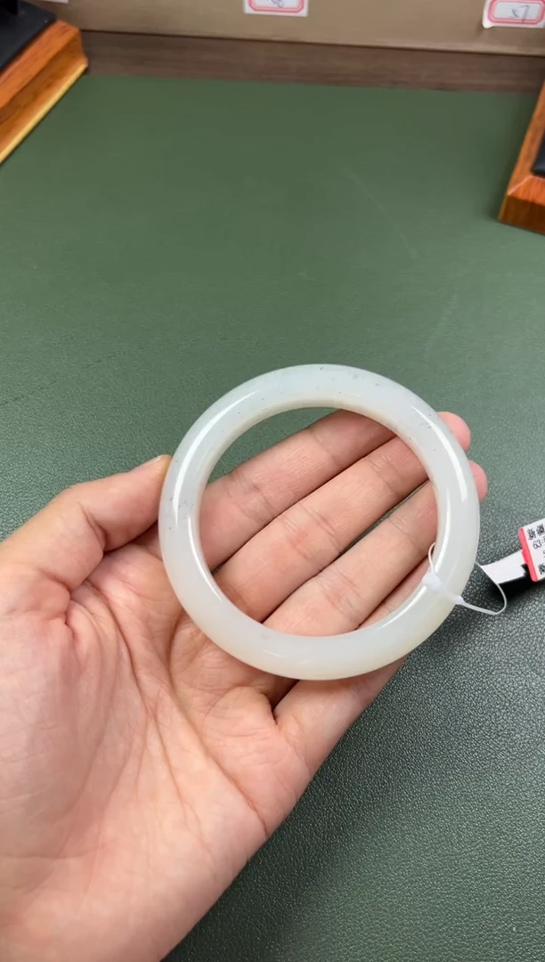 和田玉手镯未镶嵌黑山微色差58+M