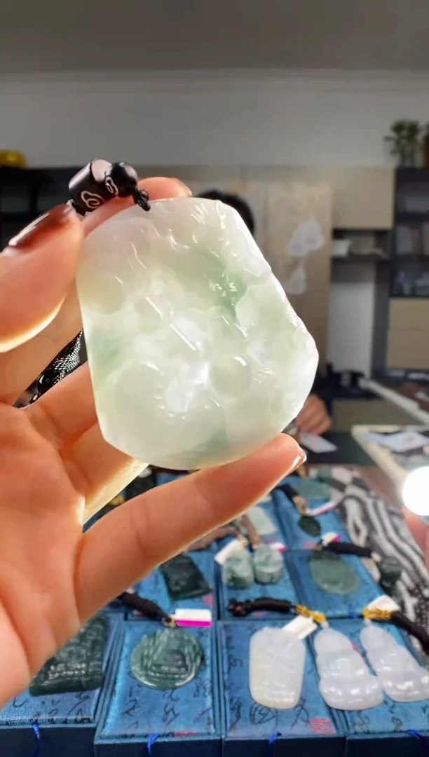 颈饰未镶嵌翡翠  多样性发其一