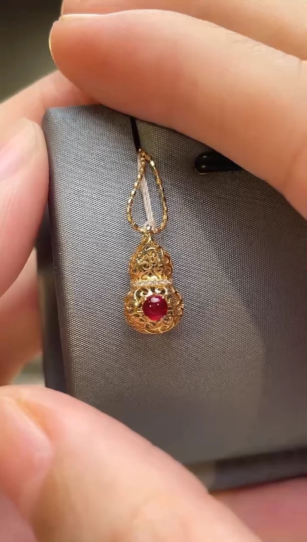 颈饰18K金镶嵌红宝石主石：0.29ct