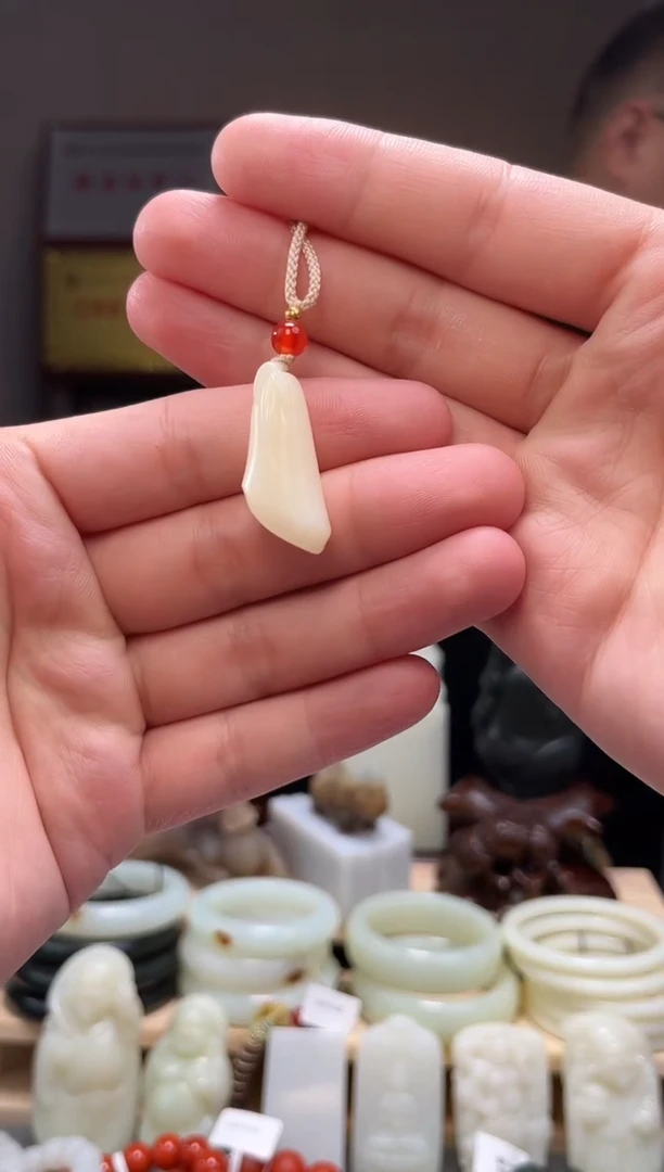 颈饰未镶嵌和田玉吊坠