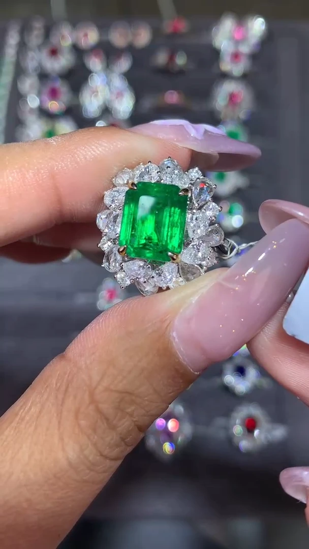 18K金镶嵌戒指红宝石3.29CT