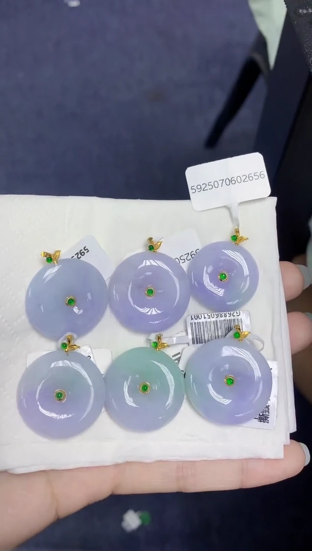 翡翠18K金镶嵌颈饰天然缅甸翡翠A货多样性发其一