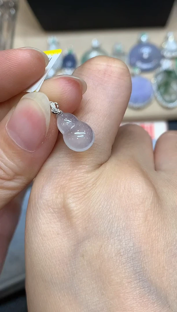 颈饰18K金镶嵌翡翠葫芦【无服务费