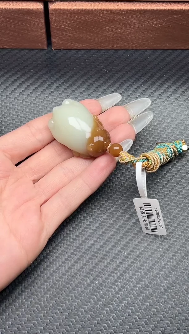 吊坠(赠链)未镶嵌和田玉若羌微色差吊坠