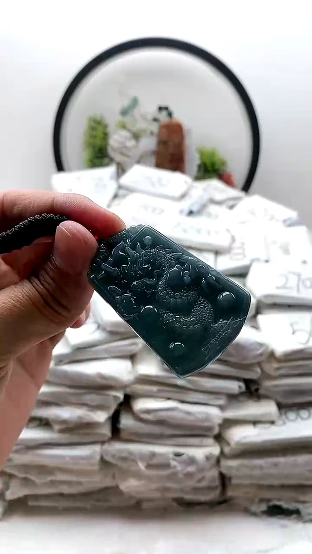 翡翠未镶嵌颈饰龙牌1
