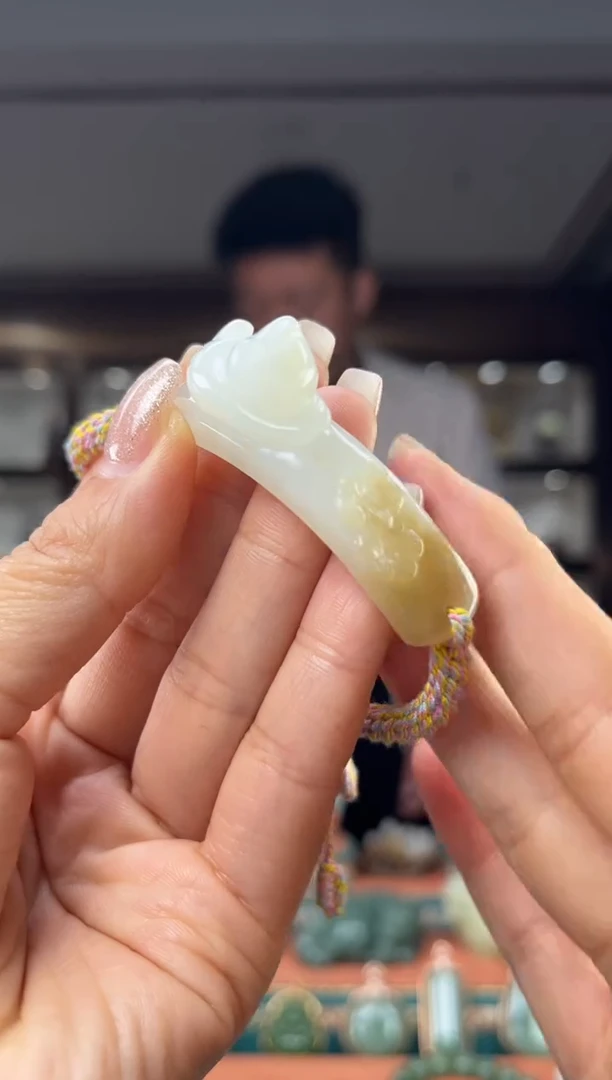 颈饰未镶嵌和田玉佩佩