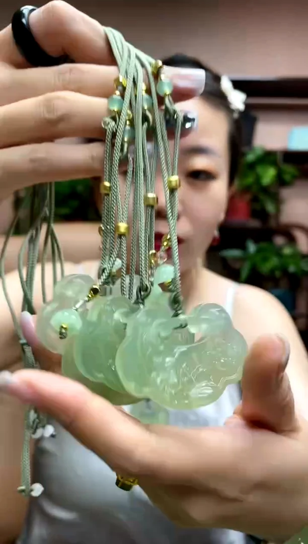 岫玉未镶嵌吊坠多样性发货发其中之一微瑕