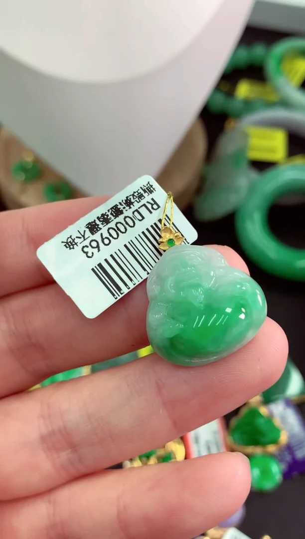 翡翠18K金镶嵌颈饰挂件