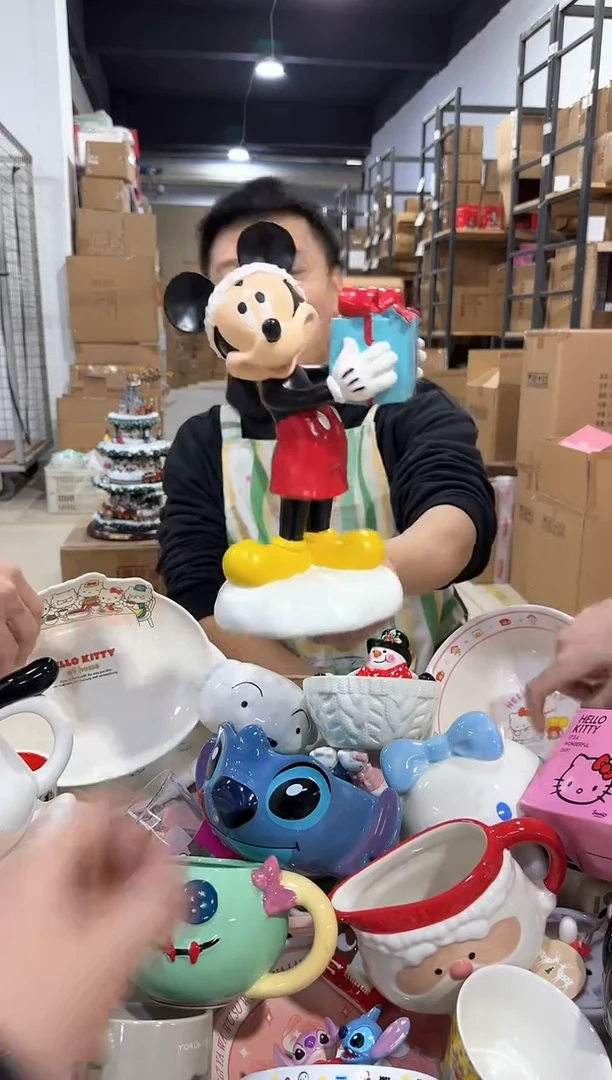 瓷片米奇抱礼物摆件