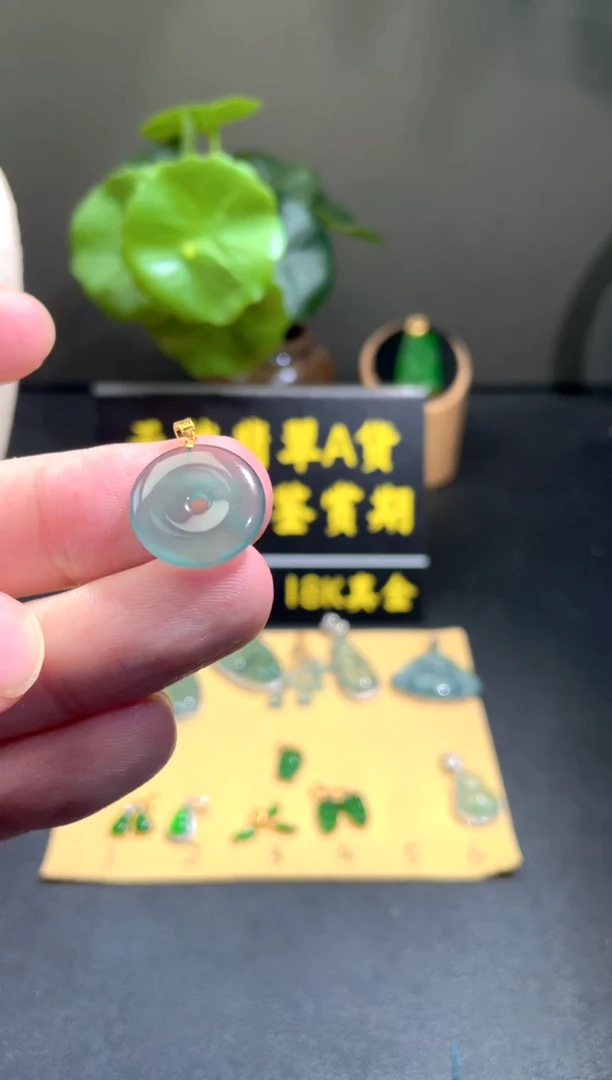 颈饰18K金镶嵌翡翠翡翠A货