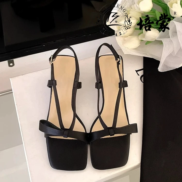 培蒙方头蝴蝶结粗跟凉鞋一字带露趾配裙子法式气质白色仙女高跟鞋