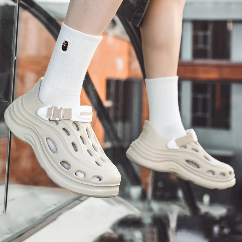 2025男士夏季新款踩屎感家居外穿包头洞洞鞋外出防滑沙滩软底凉鞋