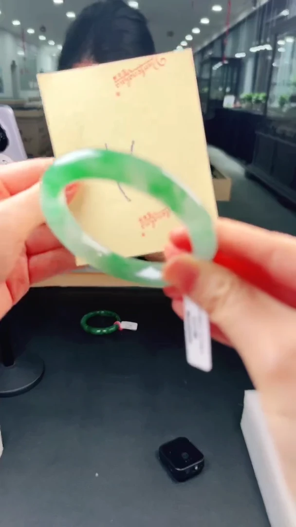 未镶嵌手镯石英质玉（非洲翠）有天然洒金亮片/矿点/棉线16