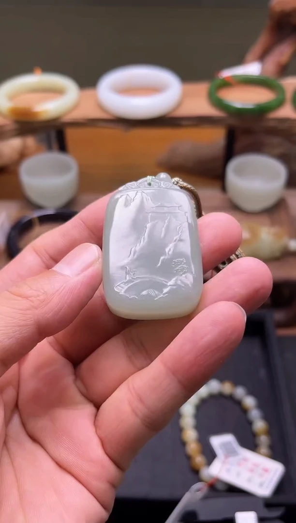 吊坠(不含链)未镶嵌和田玉且末青白 山水牌