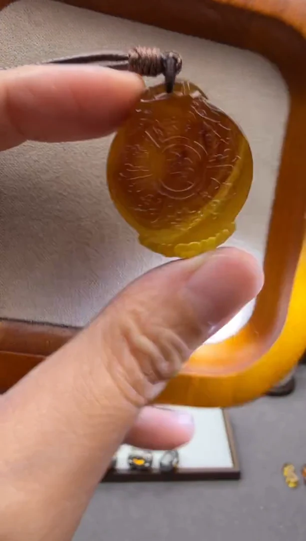琥珀颈饰未镶嵌六字真言吊坠