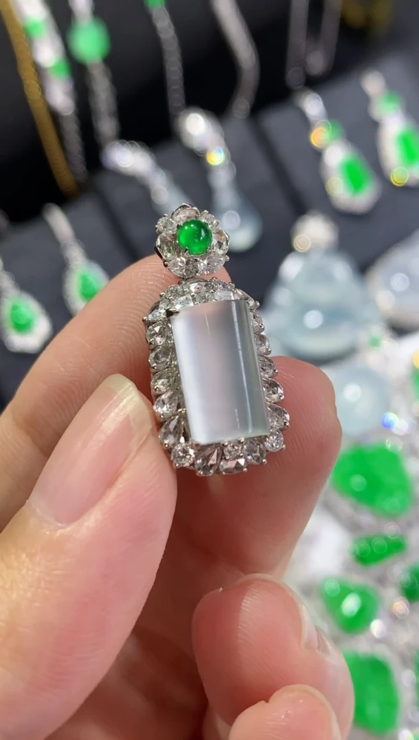 颈饰18K金镶嵌翡翠无事柱