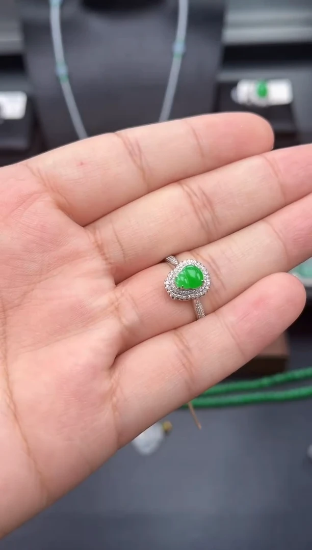 18K金镶嵌戒指翡翠多人