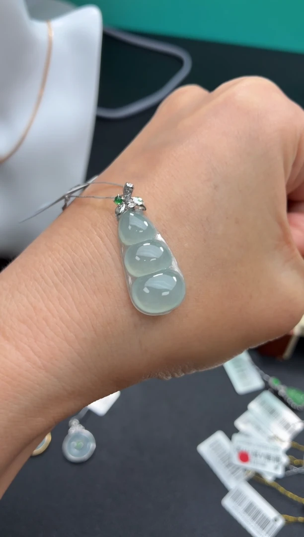 翡翠18K金镶嵌颈饰天然翡翠A货
